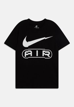 Camiseta de algodón negra con un gran gráfico del logo de Nike en blanco y la palabra "AIR" dentro de un contorno rectangular en el centro.