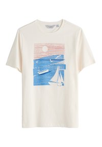 Camiseta de algodón en color crema con una escena marítima en azul y rojo: barcos, olas y pájaros, con un sol y patrones lineales.
