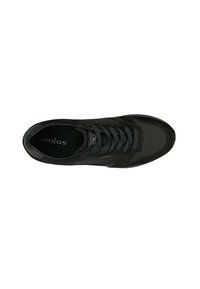 Sneaker nera realizzata in suede e mesh, con una tomaia testurizzata, lacci piatti neri e un logo discreto sulla soletta.