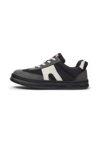 Sneaker grigie e nere con tomaia testurizzata, pannelli in rete e dettagli bianchi. Presentano una suola nera spessa e chiusura con lacci.