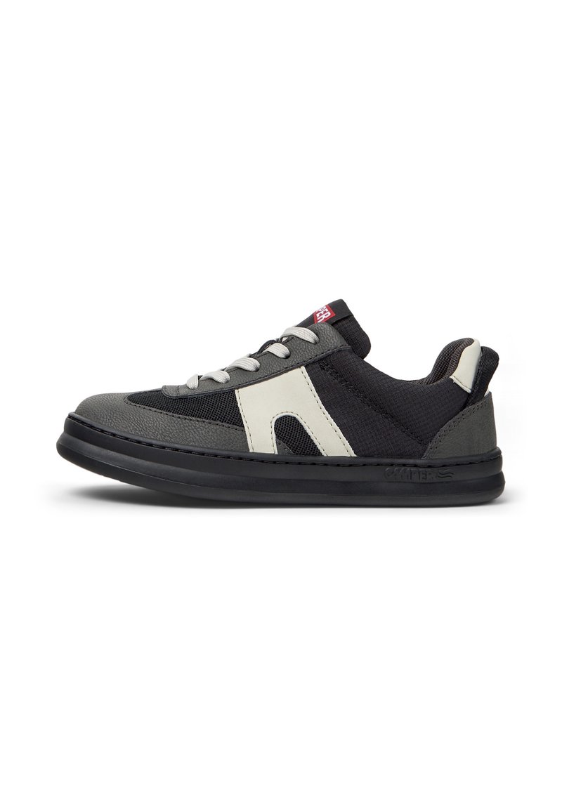 Sneaker grigie e nere con tomaia testurizzata, pannelli in rete e dettagli bianchi. Presentano una suola nera spessa e chiusura con lacci.