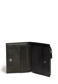 Portafoglio in pelle nera con più scomparti per carte, vano con zip e chiusura a snap. Texture liscia e design minimalista.