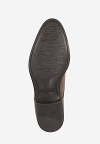 Semelle de chaussure habillée en cuir marron avec une texture à motifs comportant le logo "MAGNANNI", un bout arrondi et une finition lisse et brillante.