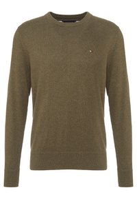 Oliwkowy sweter z okrągłym dekoltem, z długimi rękawami i małym logo Tommy Hilfiger na lewej piersi.