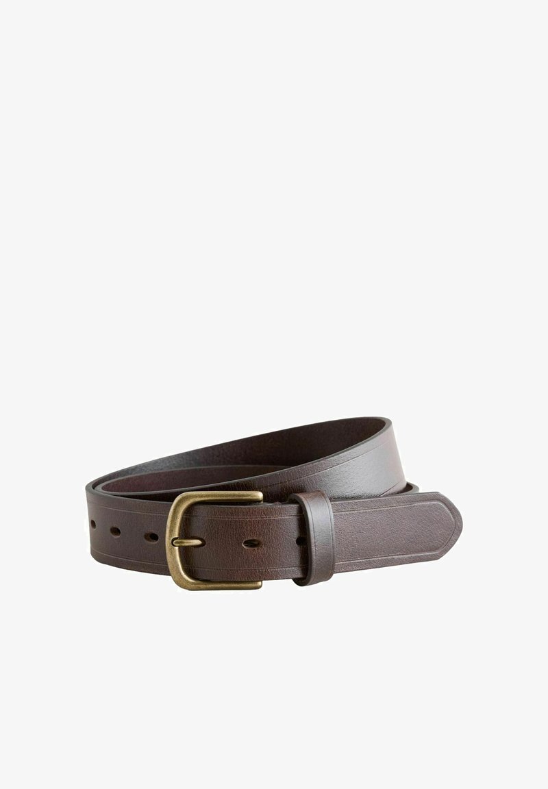 Ceinture en cuir marron enroulée avec une boucle rectangulaire en laiton et plusieurs trous de réglage sur un fond blanc.