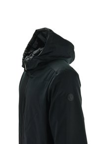 Zwarte capuchonjas met een ritssluiting aan de voorkant, gemaakt van een gestructureerde, gladde stof en met een logopatch op de linkermouw.