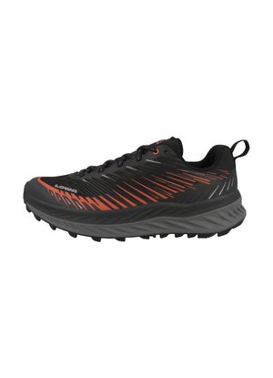 Zwarte sportieve schoenen met oranje accenten, gestructureerde bovenkant met diagonale lijnen, gevoerde zool en een ondersteunende hieltab voor grip.