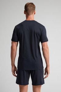 Dunkelblaues T-Shirt mit kurzen Ärmeln aus Baumwolle, ausgestattet mit einem Rundhalsausschnitt und einem lässigen Schnitt, kombiniert mit passenden Shorts für einen abgestimmten Look.