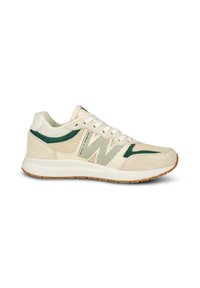 Baskets de sport beiges avec accents verts. Fabriquées en mesh et en daim. Présentent des lacets, un col rembourré et une semelle en caoutchouc avec un motif texturé.