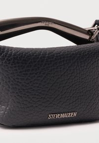 Μαύρη τσάντα χειρός Steve Madden από δέρμα με υφή και κυρτή σκούρα λαβή που εμφανίζει το όνομα της μάρκας.