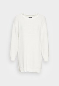 Vit stickad tröja med långa ärmar, rund halsringning och ribbade mudd och nederkant. Har ett texturerat mönster genom hela plagget.