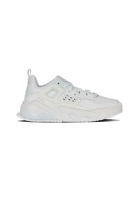 Weißer Sportschuh mit strukturiertem Obermaterial, perforierten Akzenten, gepolstertem Schaft und einer dicken Sohle. Verfügt über kontrastierende hellblaue Details.