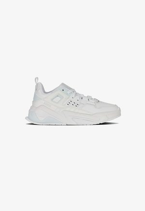 Witte sportieve sneaker met een gestructureerde bovenkant, geperforeerde accenten, een gevoerde kraag en een chunky zool. Voorzien van contrasterende lichtblauwe details.