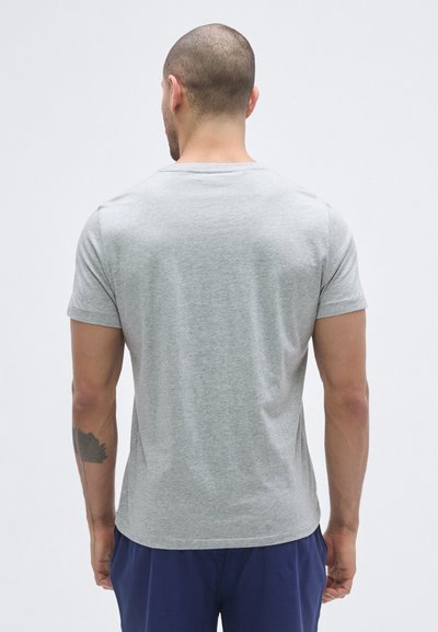 Pelēks īsroku T-krekls no gludas kokvilnas, ar apaļu izgriezumu apkaklē un veiklu apdari pie apakšmala un piedurknēm.