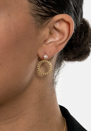 Gold hoop earrings featuring a textured chain design, accented with a small white pearl at the top.