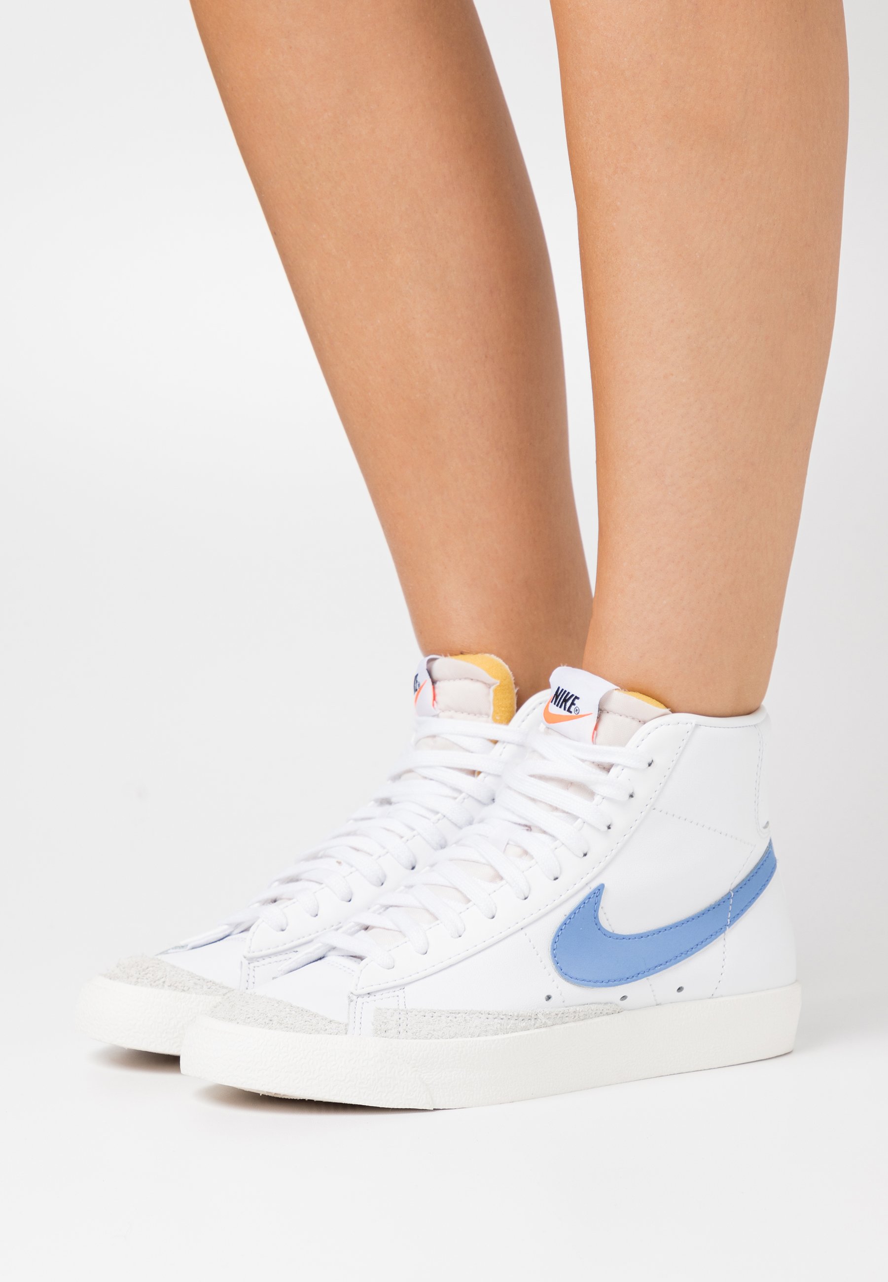 Nike Sportswear Blazer Mid 77 Sneaker High White Royal Pulse Hyper Crimson Black Sail Weiss Zalando De