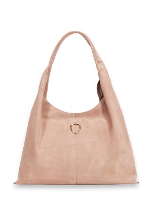 Zachte roze suède schoudertas met een brede band en een klein goudkleurig schildembleem aan de voorkant in het midden.