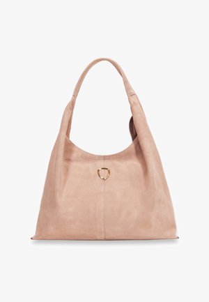 Zachte roze suède schoudertas met een brede band en een klein goudkleurig schildembleem aan de voorkant in het midden.