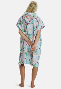 Poncho de playa con capucha en azul pastel con un estampado floral que presenta hojas verdes y flores naranjas; textura suave, similar a una toalla.