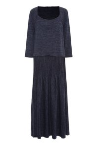 Lång mörk marinblå klänning med en figurnära, texturerad överdel och en plisserad, svävande kjol. Har en rundad halsringning och långa ärmar. Svalt tyg.