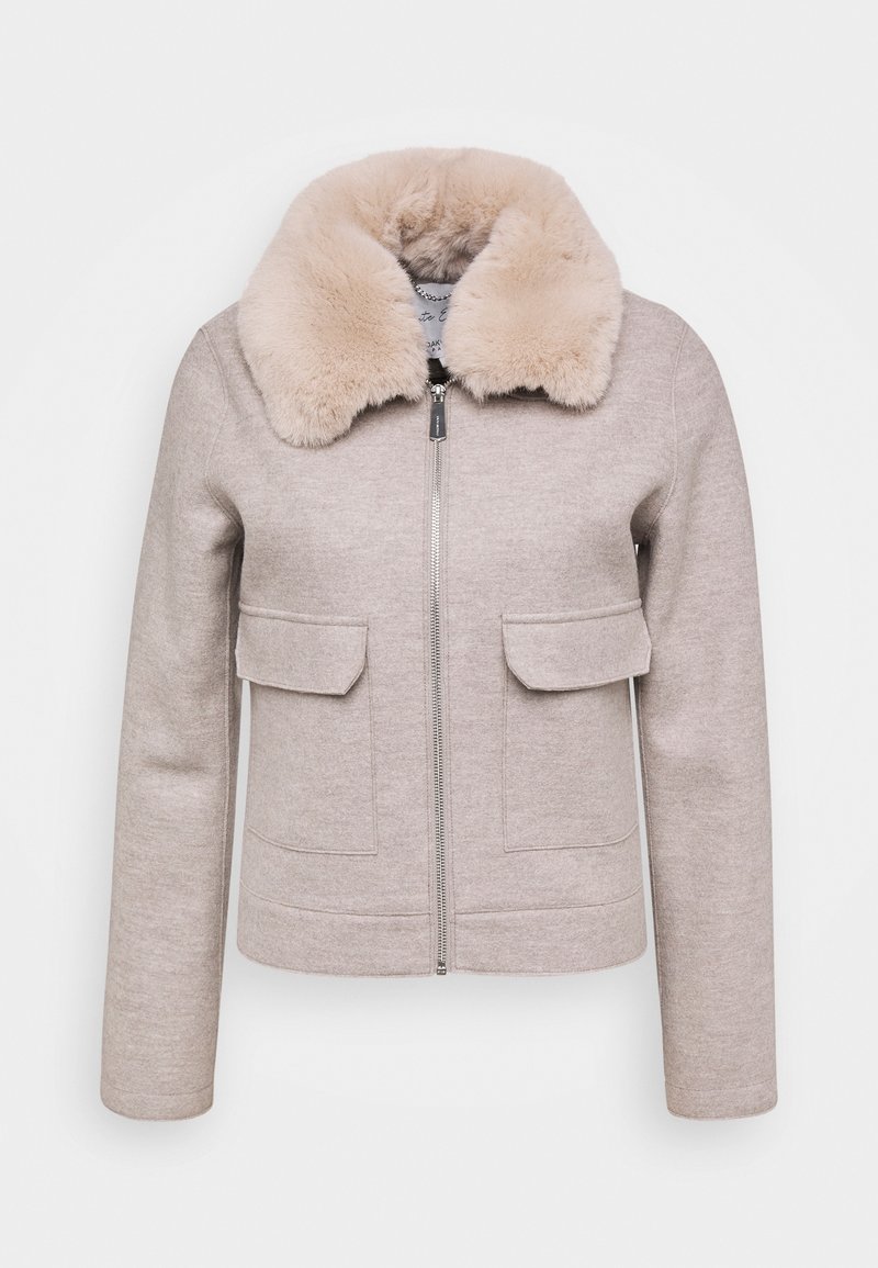 Beige jacka med fusk pälskrage, dragkedjestängning, två framfickor och långa ärmar, med en slät textur och skräddarsydd design.