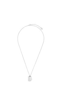 Collana in argento con due pendenti a dog tag rettangolari, uno più grande con un motivo texture e uno più piccolo con una finitura liscia.