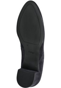 Černá semišová podrážka s hladkým gumovým dnem. Obsahuje obdélníkový podpatek a embosované logo. Měkká textura a design s kulatou špičkou.