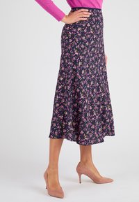 Jupe midi fleurie avec un fond bleu marine orné de fleurs roses et jaunes, coupe évasée, tissu léger et texture lisse.