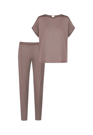 Mauve tweedelig outfit met loszittende top met korte mouwen en nauwsluitende leggings, getoond op een witte achtergrond.