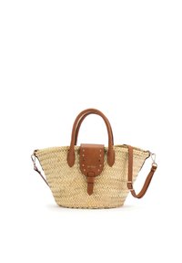 Bolso de mano de paja tejida con asas de cuero marrón, solapa con hebilla y correa de hombro ajustable sobre fondo blanco.