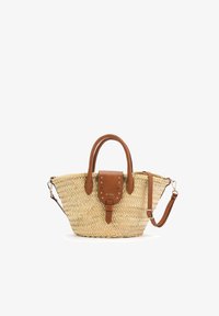 Bolso de mano de paja tejida con asas de cuero marrón, solapa con hebilla y correa de hombro ajustable sobre fondo blanco.