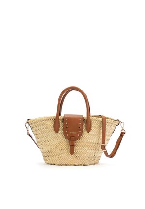 Bolso de mano de paja tejida con asas de cuero marrón, solapa con hebilla y correa de hombro ajustable sobre fondo blanco.