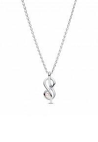 Strieborný reťazový náhrdelník s pendantom v tvare nekonečna so hladkým povrchom a malou ružovou perlou na spodku.