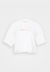 BOXY CROP PRIDE TEE - Pižamos viršutinė dalis - classic white