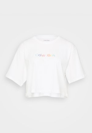 Bela skrajšana majica iz bombaža, z kratkimi rokavi in okroglim izrezom. Logotip "Calvin Klein" v gradientnih barvah čez prsni del.