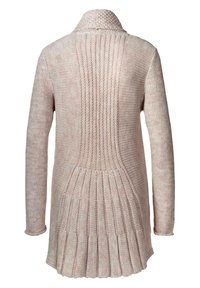 Strickjacke in hellbeige mit Rippenstruktur, ausgestattet mit einem Schalkragen und einem gefältelten Rückendesign für zusätzliche Dimension und Stil.