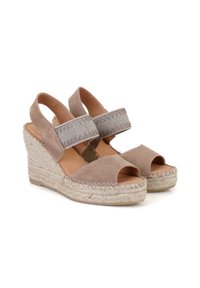 Beige suède wedge sandalen met open tenen, elastische banden en gevlochten jute details rond de hak. Glad binnenvoering.