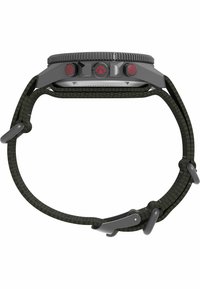Reloj digital con caja de metal gris, botones rojos y correa tejida verde. Destaca por su acabado texturizado y su cierre seguro.