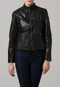Giacca di pelle nera con una texture leggermente lucida, chiusura con zip frontale, colletto alto e due tasche anteriori con zip, design aderente.