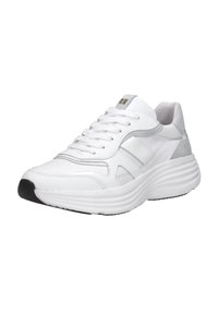 Witte sneaker met een bovenwerk van gladleer, gaasaccenten en een gewatteerde kraag. Heeft een dikke, geribde zool en een zwarte rubberen loopzool.