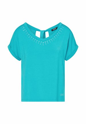 Turkis kortærmet bluse med opsmøgede manchetter, rhinstenudsmykning langs halsudskæringen og nøglehul bagpå med knaplukning.