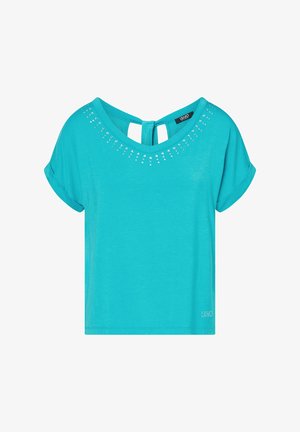 Turkis kortærmet bluse med opsmøgede manchetter, rhinstenudsmykning langs halsudskæringen og nøglehul bagpå med knaplukning.