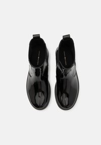 Tommy Hilfiger CHELSEA ABRASIVATO - Botas clássicas de cano curto - black