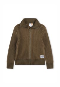 Cardigan côtelé vert olive avec un col haut, fermeture éclair à l'avant et une étiquette en tissu en bas à gauche. Il présente des manches longues et un tricot texturé.