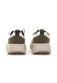 Zapatillas deportivas de ante y malla en verde oliva y blanco con una suela beige, que presentan tiradores y una suela de goma texturizada.