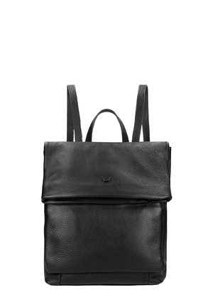 Schwarzer Leder-Rucksack mit glatter Oberfläche, umklappbarem Deckel, verstellbaren Trägern, oberem Griff und dezentem Markenlogo auf der Vorderseite.