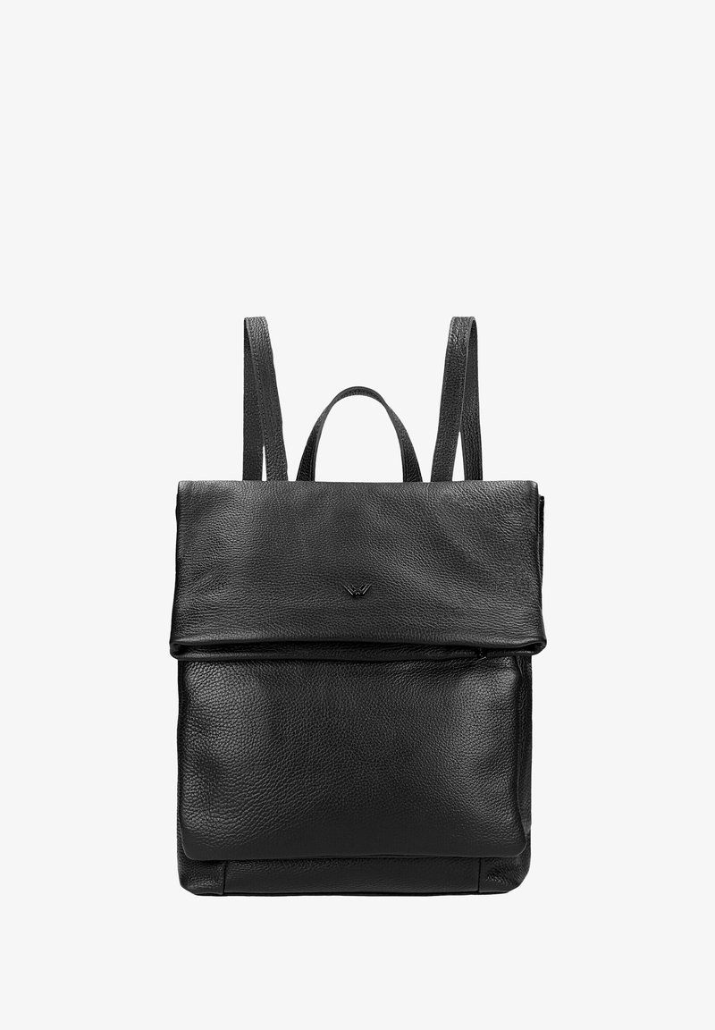 Černý kožený batoh s hladkým povrchem, sklopným víkem, nastavitelnými popruhy, horní rukojetí a jemným logem značky na přední straně.