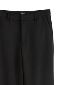 Schwarze Hosen mit glatter Textur, ausgestattet mit seitlichen Taschen und einer flachen Vorderseite. Der Bund verfügt über Gürtelschlaufen und ein Markenetikett.