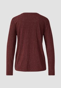 Korte mouwen maroon shirt gemaakt van textuurstof met een lichte spikkelpunt en een ronde halslijn. Geen zichtbare hardware of accenten.