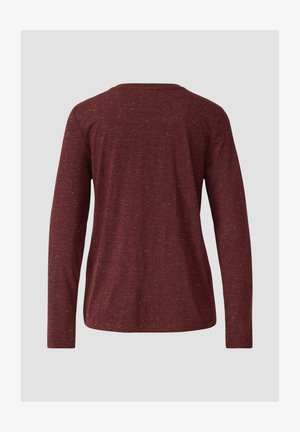 Długo rękawowa, bordowa koszula wykonana z fakturowanej tkaniny o lekko nakrapianym wzorze i okrągłym dekolcie. Brak widocznych elementów metalowych lub akcentów.